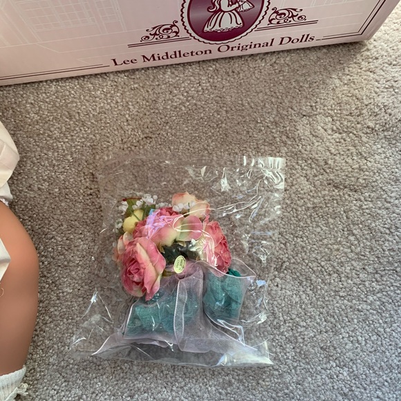 Lee Middleton Original Doll (Pretty as a Picture) - Picture 4 of 4